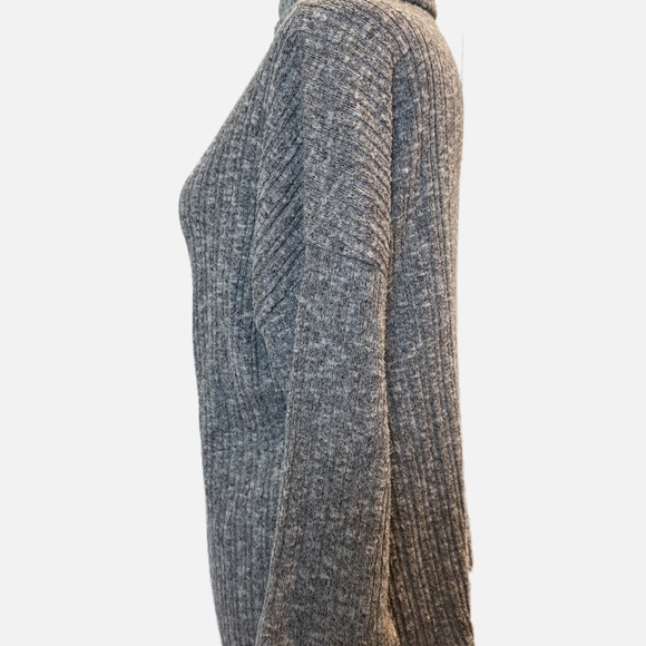 Mudo light weight sweater in gray with a small turtle neck in size Small. - Picture 4 of 4